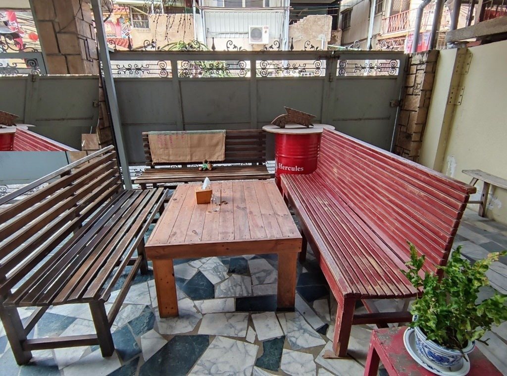 兩隻伴 2and½Dogs Bakery 戶外木椅與老物件，自在歇腳處